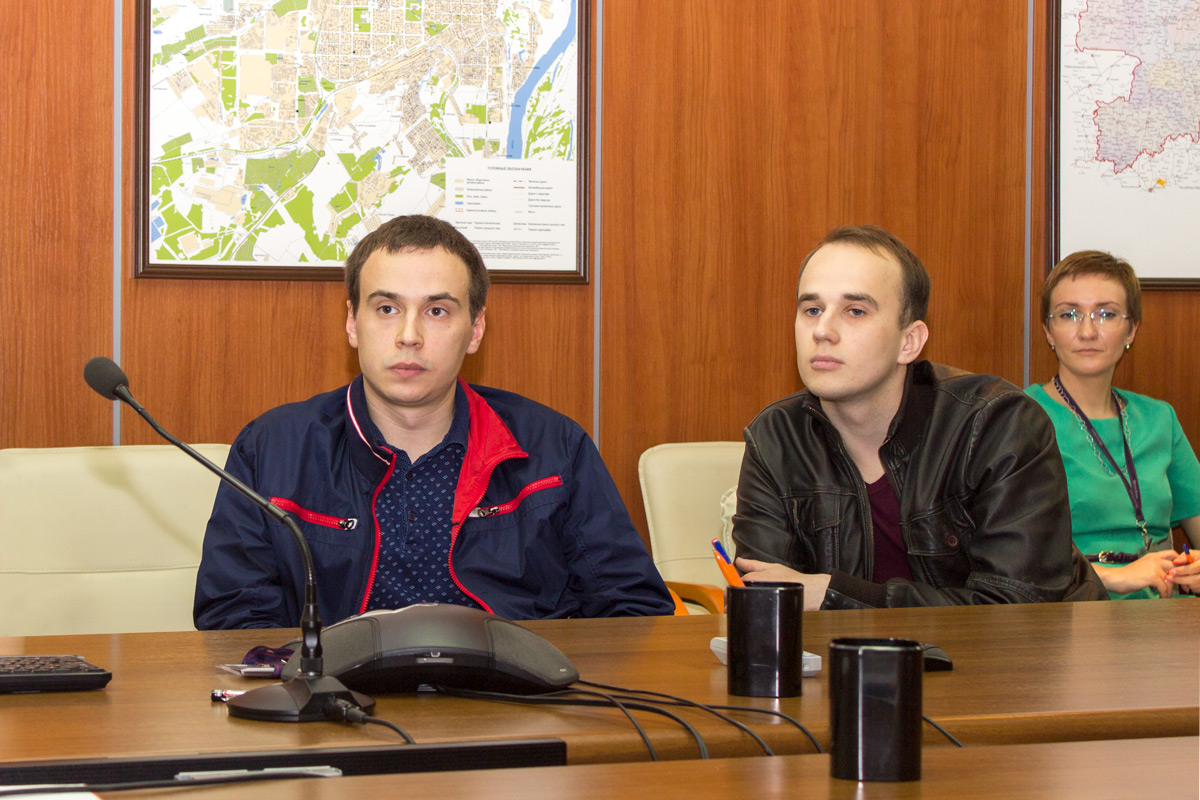 dva_parnya_i_masha_vetoshkina.jpg