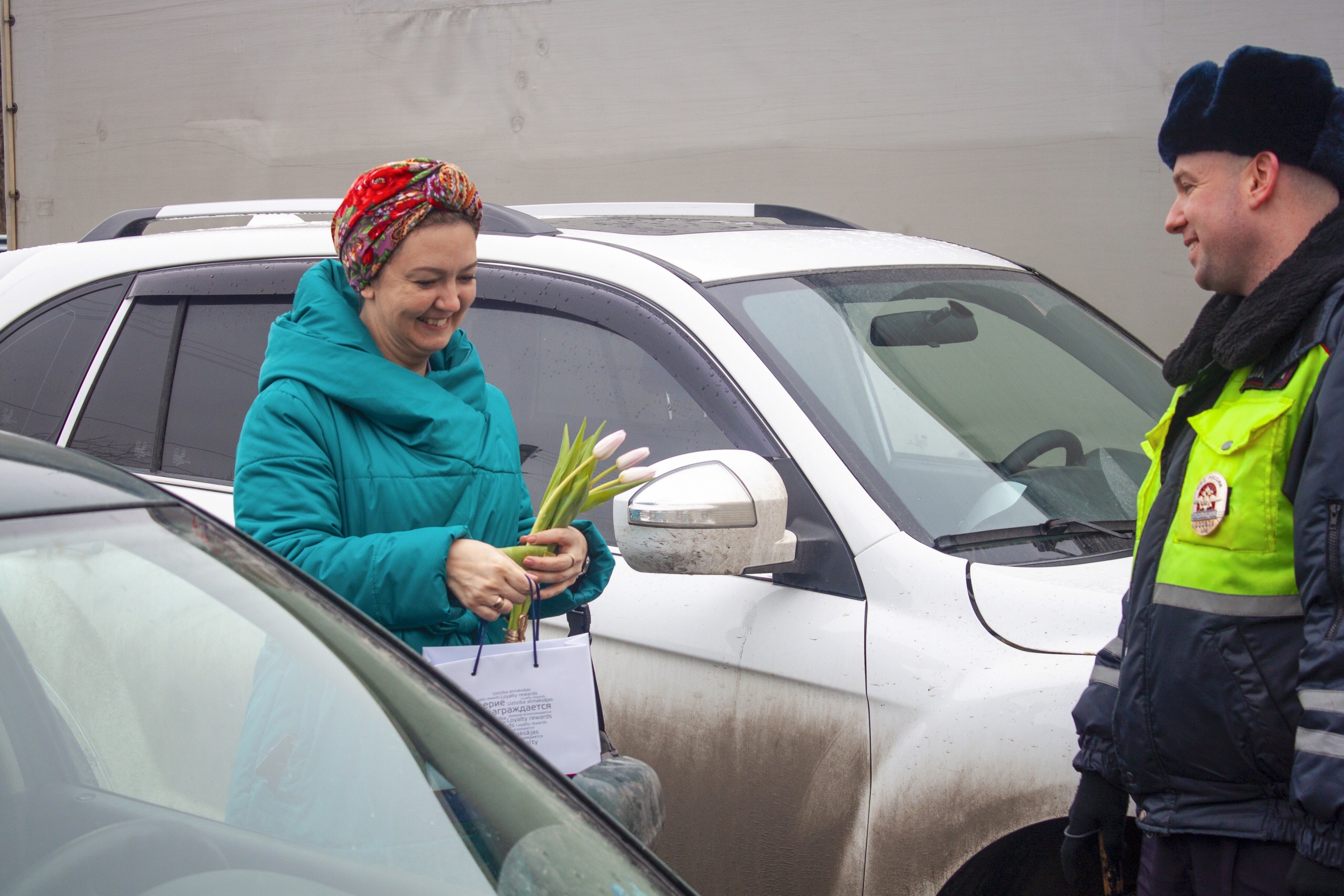 8 марта «Норвик Банк» совместно с ГИБДД города Кирова поздравили автоледи