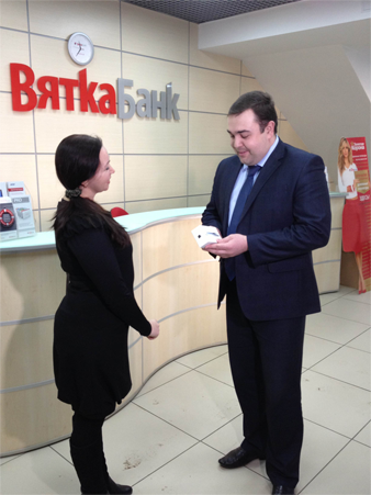 Сегодня в центральном офисе «Вятка-банка» смартфон вручали Галине Проценко из Нововятска, которая работает косметологом в салоне красоты